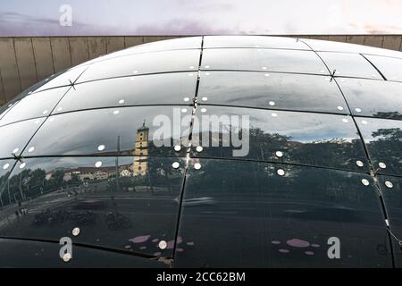 Graz, Österreich. August 2020. Die Spiegelung der Stadt durch die Fenster des Kunsthauses Stockfoto