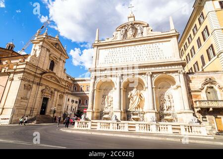 Die Fontana dell'Acqua Felice, auch der Brunnen von Moses und die Kirche Santa Maria della Vittoria genannt. Es markierte den Endpunkt des Aquädukts Acqua Felice, das von Papst Sixtus V. restauriert wurde. Es wurde von Domenico Fontana entworfen und 1585-88 - Rom, Italien - erbaut Stockfoto