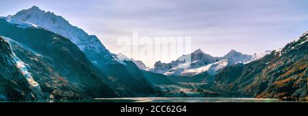 Alaska Cruise Glacier Bay Reise Landschaftsansicht vom Schiff am Johns Hopkins Glacier in Alaska, usa. Panorama-Banner Stockfoto