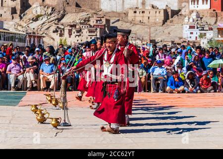 LEH, INDIEN - 26. SEPTEMBER 2013: Unbekannte Menschen tanzen in traditionellen ethnischen Kleidung auf Ladakh Festival in Leh Stadt in Indien Stockfoto