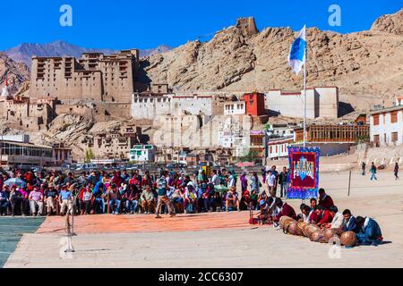 LEH, INDIEN - 26. SEPTEMBER 2013: Unbekannte Musiker spielen Schlagzeug beim Ladakh Festival in Leh Stadt in Nordindien Stockfoto