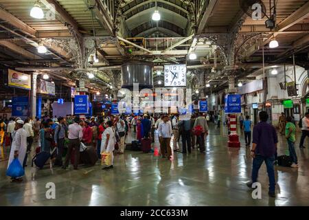 MUMBAI, INDIEN - 21. FEBRUAR 2014: Chhatrapati Shivaji Maharaj Terminus oder Victoria Terminus ist ein Bahnhof und UNESCO-Weltkulturerbe in Mumbai Cit Stockfoto