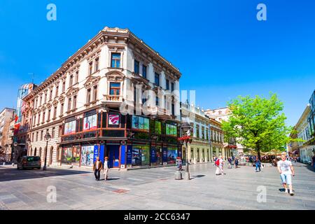 BELGRAD, SERBIEN - 15. MAI 2013: Knez Mihailova Straße oder Kneza Mihaila oder Prinz Michael Straße ist die wichtigste Fußgängerzone und Einkaufsstraße in Belgrad Stockfoto