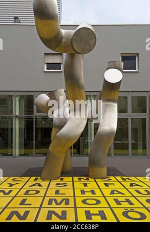 Dreiheit, Dreifaltigkeit Skulptur vor der Berliner Galerie Nationalmuseum für Moderne Kunst, Kreuzberg, Berlin Stockfoto