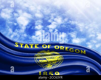 State of Oregon Flagge gegen den Himmel, mit Platz für Text. Stockfoto