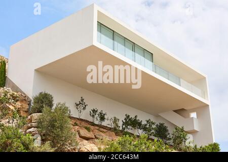 Moderne Gebäudefassade mit Balkon in Weiß. Spanien Stockfoto