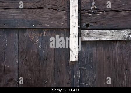Abstrakter Hintergrund aus Holz. Nahaufnahme der Oberfläche der alten Tür. Stockfoto
