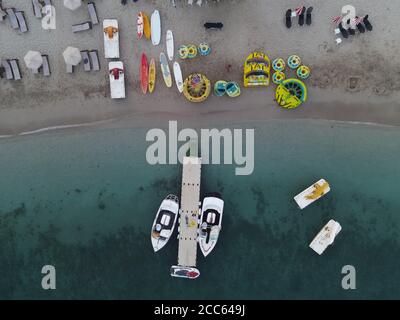 Luftbild von Schnellbooten, Schlauchboote & Meeresmatratzen am Ufer des valtos Strandes in parga griechenland. parga preveza griechenland epirus august 2020 Stockfoto