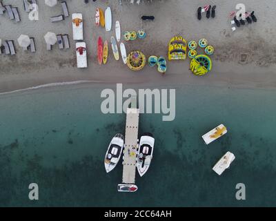 Luftaufnahme von Schnellbooten, Schlauchbooten & Meeresmatratzen am Strand von valtos in parga griechenland. parga preveza griechenland epirus august 2020 Stockfoto