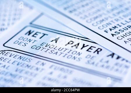 Französische Gehaltsabrechnung mit Einkommensteuerabzug. Nahaufnahme des auf französisch geschriebenen „Nettogehalts“ („Nettozahler“) Stockfoto