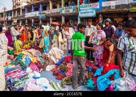 GOA, Indien - April 06, 2012: indische Kleidung und Textilien auf dem lokalen Markt in Indien Stockfoto