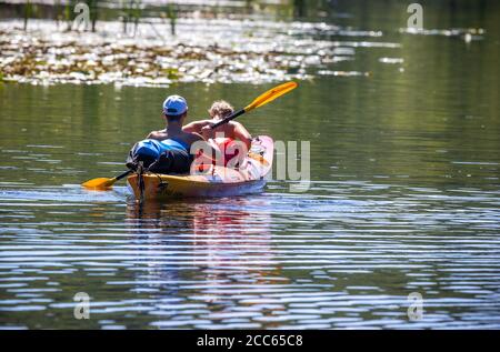 06. August 2020, Mecklenburg-Vorpommern, Fleether Mühle: Zwei Paddler sind auf dem Vilzsee bei der Fleether Mühle. Tausende Urlauber reisen derzeit in der Mecklenburgischen Seenplatte mit dem Boot, Fahrrad oder als Wanderer. Foto: Jens Büttner/dpa-Zentralbild/ZB Stockfoto