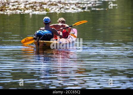 06. August 2020, Mecklenburg-Vorpommern, Fleether Mühle: Zwei Paddler sind auf dem Vilzsee bei der Fleether Mühle. Tausende Urlauber reisen derzeit in der Mecklenburgischen Seenplatte mit dem Boot, Fahrrad oder als Wanderer. Foto: Jens Büttner/dpa-Zentralbild/ZB Stockfoto