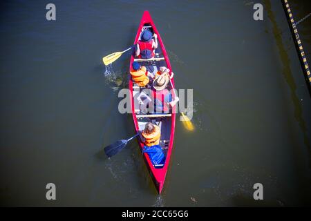 06. August 2020, Mecklenburg-Vorpommern, Diemitz: Eine Familie paddelt in der Mecklenburgischen Seenplatte. Tausende Urlauber reisen derzeit in der Mecklenburgischen Seenplatte mit dem Boot, Fahrrad oder als Wanderer. Foto: Jens Büttner/dpa-Zentralbild/ZB Stockfoto