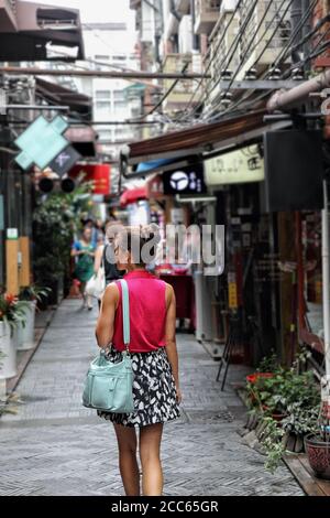 Chinesische Frau zu Fuß in Shanghai Einkaufsstraße Stockfoto