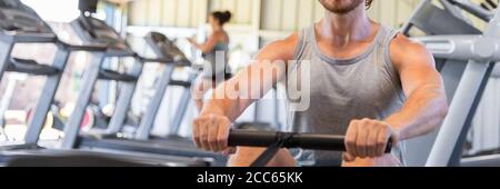 Mann Training auf Rudergerät in Fitness-Studio Stockfoto