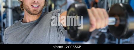 Gym Mann Fitness-Training Arme Heben freie Gewichte. Nahaufnahme von Gewicht und Arm. Nicht erkennbarer männlicher Athlet tut Hantel vorne erhöhen für Schulter Stockfoto