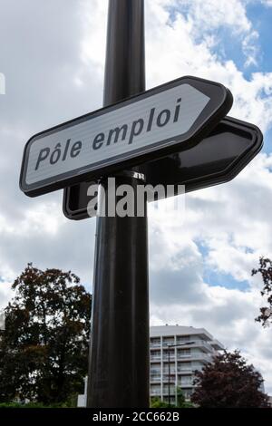 Straßenschild mit der Aufschrift "Pôle emploi", was "Job Center" bedeutet, in französischer Sprache geschrieben. Konzepte von Wirtschaftskrise, Arbeitslosigkeit und Entlassungen. Frankreich Stockfoto