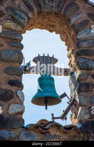 Glocke der Kapelle der Pénitents, in Upaix, einem Bergdorf im Buëch-Tal, Hautes-Alpes, Frankreich Stockfoto