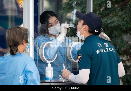 Seoul, Südkorea. August 2020. Ein Polizist wird am 19. August 2020 in Seoul, Südkorea, getestet. Südkorea meldete 297 weitere Fälle des COVID-19 ab 0:00 Uhr Mittwoch Ortszeit im Vergleich zu vor 24 Stunden, was die Gesamtzahl der Infektionen auf 16,058 erhöht. Quelle: Lee Sang-ho/Xinhua/Alamy Live News Stockfoto