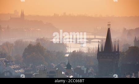 Panorama von Prag mit dem gotischen Turm der Karlsbrücke und den Silhouetten der Brücken über die Moldau, Tschechische Republik Stockfoto