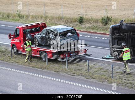 Linköping, Schweden 20200819 EIN LKW hat umgeschlagen und blockiert beide Fahrspuren. Es ist noch unklar, ob eine Person verletzt wurde. Polizei, Rettungsdienst und Krankenwagen vor Ort. Foto Jeppe Gustafsson Stockfoto