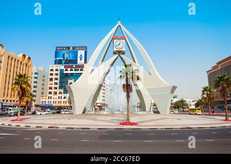 DUBAI, VAE - 24. FEBRUAR 2019: Deira Clock Tower ist ein Wahrzeichen in der Deira Gegend von Dubai in den Vereinigten Arabischen Emiraten entfernt Stockfoto