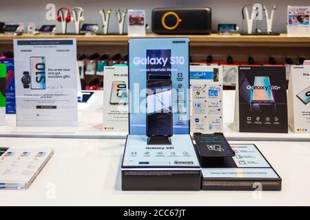 DUBAI, VAE - 25. FEBRUAR 2019: Samsung Galaxy S10 Smartphone Samsung Store in der Dubai Mall Stockfoto