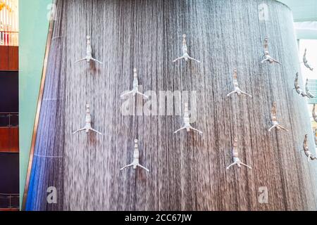 DUBAI, VAE - 25. FEBRUAR 2019: Wasserfall in der Dubai Mall in VAE Stockfoto