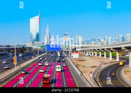 DUBAI, VAE - 25. FEBRUAR 2019: Sheikh Zayed Highway ist in Dubai in den Vereinigten Arabischen Emiraten entfernt Stockfoto