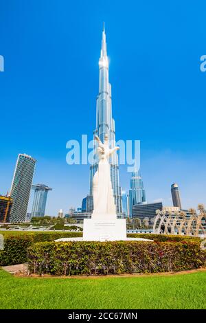 DUBAI, VAE - 26. FEBRUAR 2019: Sieg, Sieg und Liebe Drei-finger-Statue in der Nähe des Burj Khalifa Tower in Dubai in den VEREINIGTEN ARABISCHEN EMIRATEN Stockfoto