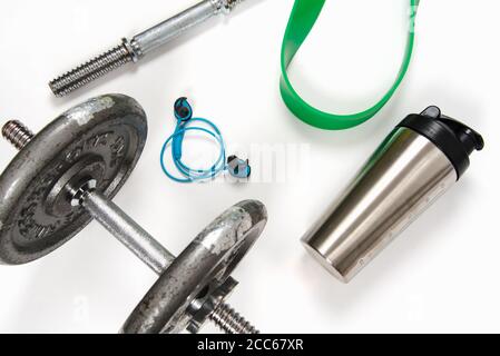 Hantel, Flasche und Widerstandsbänder Stockfoto