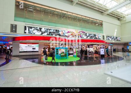 DUBAI, VAE - MÄRZ 02, 2019: Parfüm Shop im Duty Free Zone in den Internationalen Flughafen von Dubai in den VEREINIGTEN ARABISCHEN EMIRATEN Stockfoto