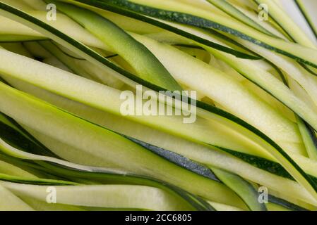 Grün geschnittene Zucchini, Zucchini auf dem Teller Nahaufnahme selektiver Fokus Stockfoto