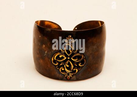 Handgemachtes Armband aus Metallen wie Silber, Kupfer, Messing und Gold. Handgemachtes Armband von Frauen gemacht. Antikes Armband als Schmuck verwendet. Stockfoto