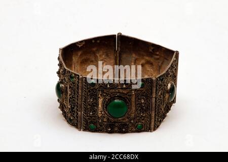 Handgemachtes Armband aus Metallen wie Silber, Kupfer, Messing und Gold. Handgemachtes Armband von Frauen gemacht. Antikes Armband als Schmuck verwendet. Stockfoto