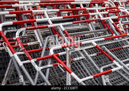 Metall-Sicherheitsgitter für Barrieren bei Demonstrationen, Menschenmengen, Unfällen Stockfoto