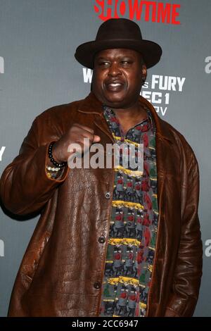 LOS ANGELES - 1. DEZEMBER: Buster Douglas bei der Heavyweight Championship of the World Wilder vs. Fury - Ankunft im Staples Center am 1. Dezember 2018 in Los Angeles, CA Stockfoto