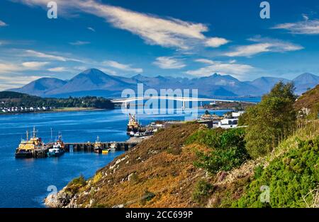 Die Skye Road Bridge verbindet die Insel Skye mit dem schottischen Festland bei Kyle of Lochalsh Schottland von der A87 gesehen Stockfoto