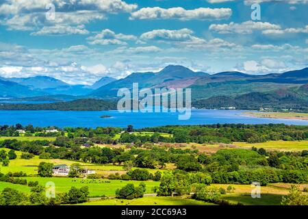 Blick über Loch Lomond in Richtung Ben Lomond vom Duncryne Hill Auch genannt The Dumpling in der Nähe von Gartocharn West Dunbartonshire Schottland VEREINIGTES KÖNIGREICH Stockfoto