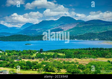 Blick über Loch Lomond in Richtung Ben Lomond vom Duncryne Hill Auch genannt The Dumpling in der Nähe von Gartocharn West Dunbartonshire Schottland VEREINIGTES KÖNIGREICH Stockfoto