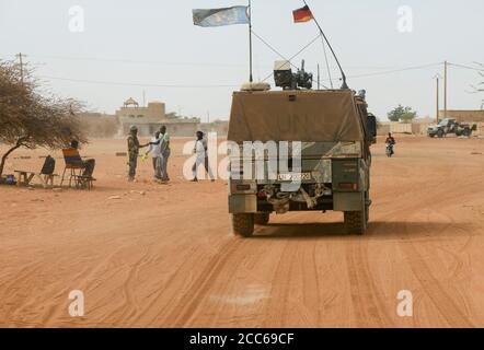 MALI, Gao, Minusma UN-Mission, bundeswehr auf Patrouille mit Adler gepanzertes Fahrzeug in Gao Stadt, Fama malian Armee Checkpost / Deutsche Bundeswehr UN-Mission Minusma in Mali, Patrouille mit gepanzertem Fahrzeug Eagle Mowag in Gao Stockfoto