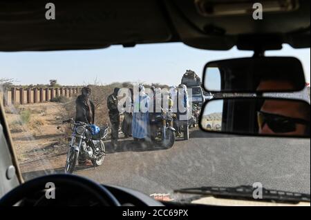 MALI, Gao, Minusma UN-Friedensmission, Camp Castor, bundeswehr, Patrouille, vorbei an einem Checkpost der Fama-malischen Streitkräfte Stockfoto