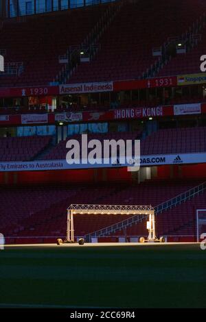 Künstliche Beleuchtung während der Wintermonate im Emirates Stadium verwendet Stockfoto