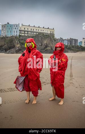 Tenby, Pembrokeshire, West Wales, Großbritannien. August 2020. Zwei RNLI-Rettungsschwimmer blicken auf das Meer und überwachen die Brandungswellen am Strand von Tenby, Pembrokeshire in West Wales. In der Nacht und am darauffolgenden Sommertag trafen Stürme und schlechtes Wetter Südengland und West Wales, Großbritannien, ein. Mittwoch, 19. August 2020. Tenby, Pembrokeshire, West Wales, UK Kredit: Jeff Gilbert/Alamy Live News Stockfoto