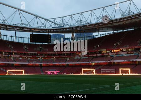 Künstliche Beleuchtung während der Wintermonate im Emirates Stadium verwendet Stockfoto