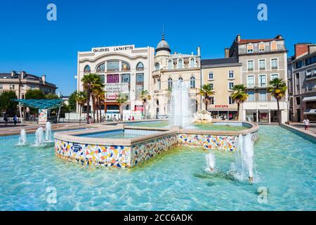 PAU, Frankreich - 19. SEPTEMBER 2018: Brunnen und Pool am Ort Georges Clemenceau Square im Zentrum von Pau Stadt in Frankreich Stockfoto