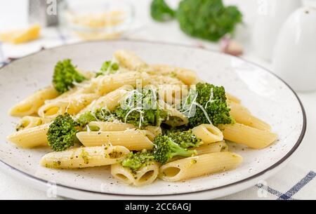 Pasta Brokkoli. Italienische Küche. Vegetarische glutenfreie Speisen. Stockfoto