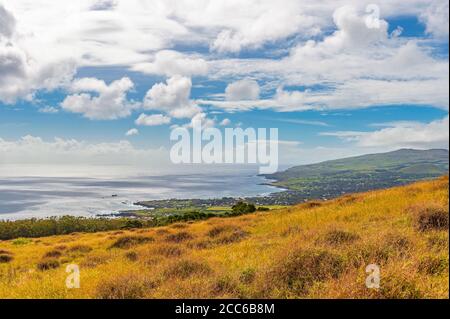 Luftbild der Stadt Hanga Roa und des Pazifischen Ozeans vom Vulkan Rano Kau, Osterinsel (Rapa Nui), Chile. Stockfoto