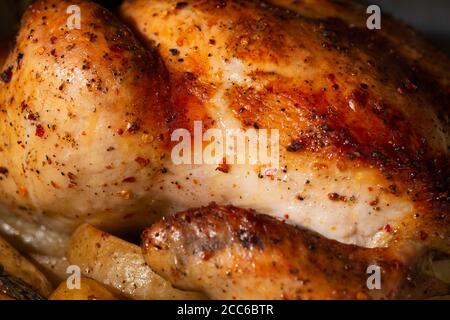 Braten ganze Huhn im Ofen Stockfoto